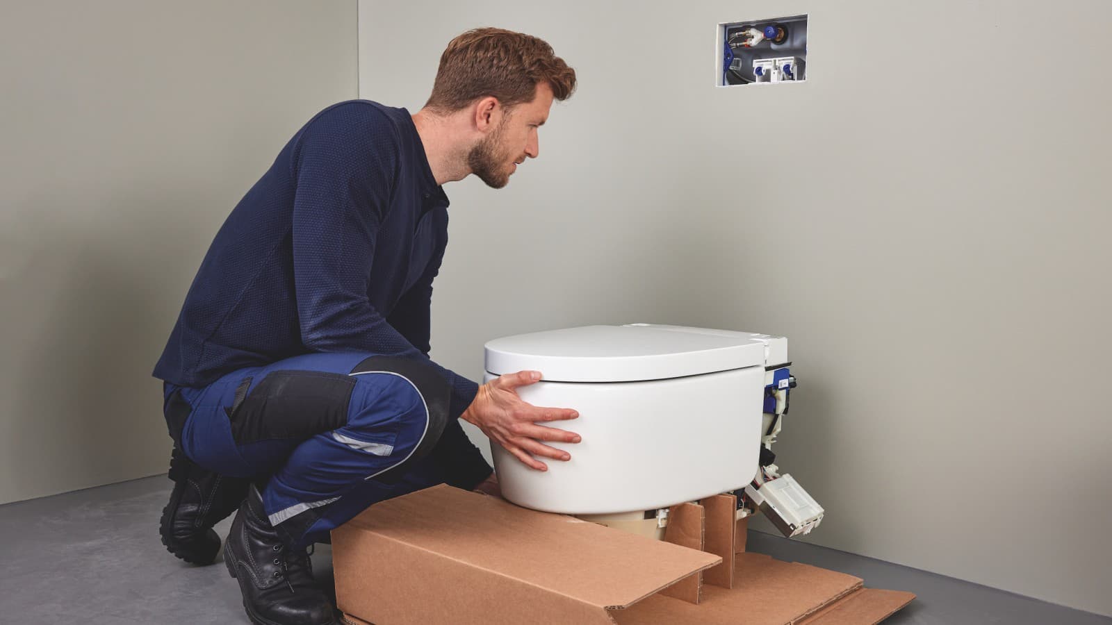 Sanitarni profesionalac montira Geberit AquaClean Sela WC sa tušem Sanitarni profesionalac montira Geberit AquaClean Sela WC sa tušem