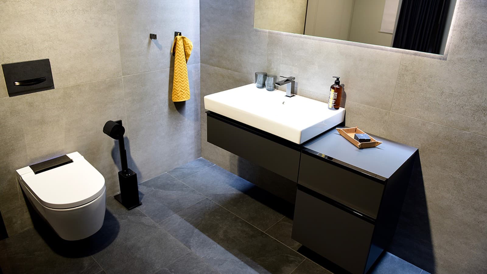 Minimalistički izlged kupatila sa crnim hromom Minimalistički izlged kupatila sa crnim hromom