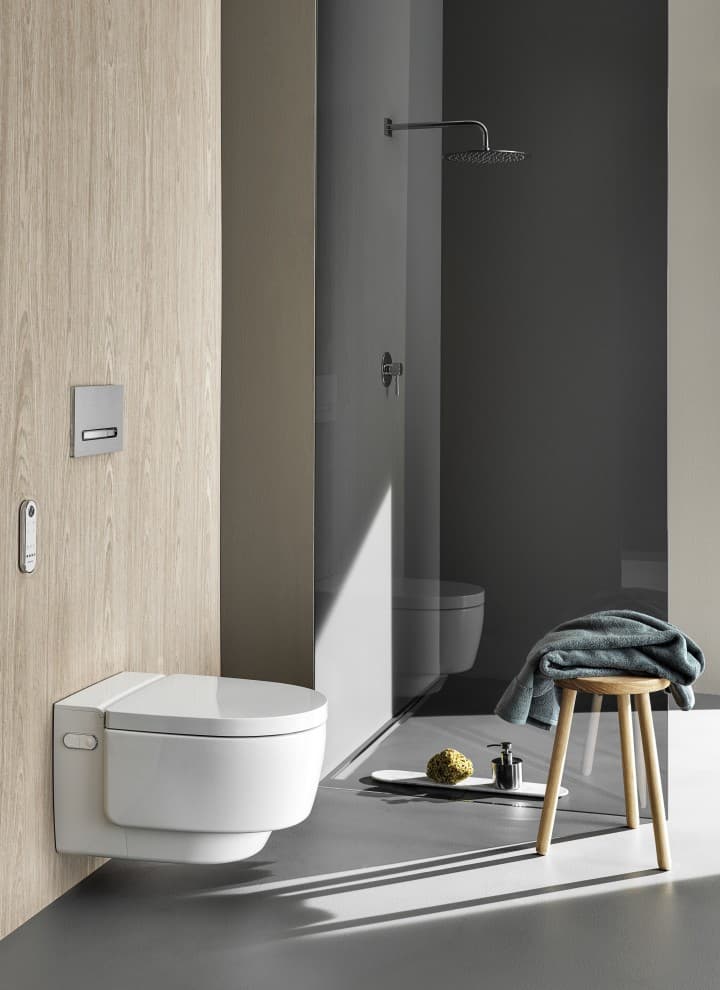 Geberit AquaClean Mera Comfort tuš WC sa daljinskim upravljačem i Sigma50 tipkom(© Geberit) Geberit AquaClean Mera Comfort tuš WC sa daljinskim upravljačem i Sigma50 tipkom(© Geberit)