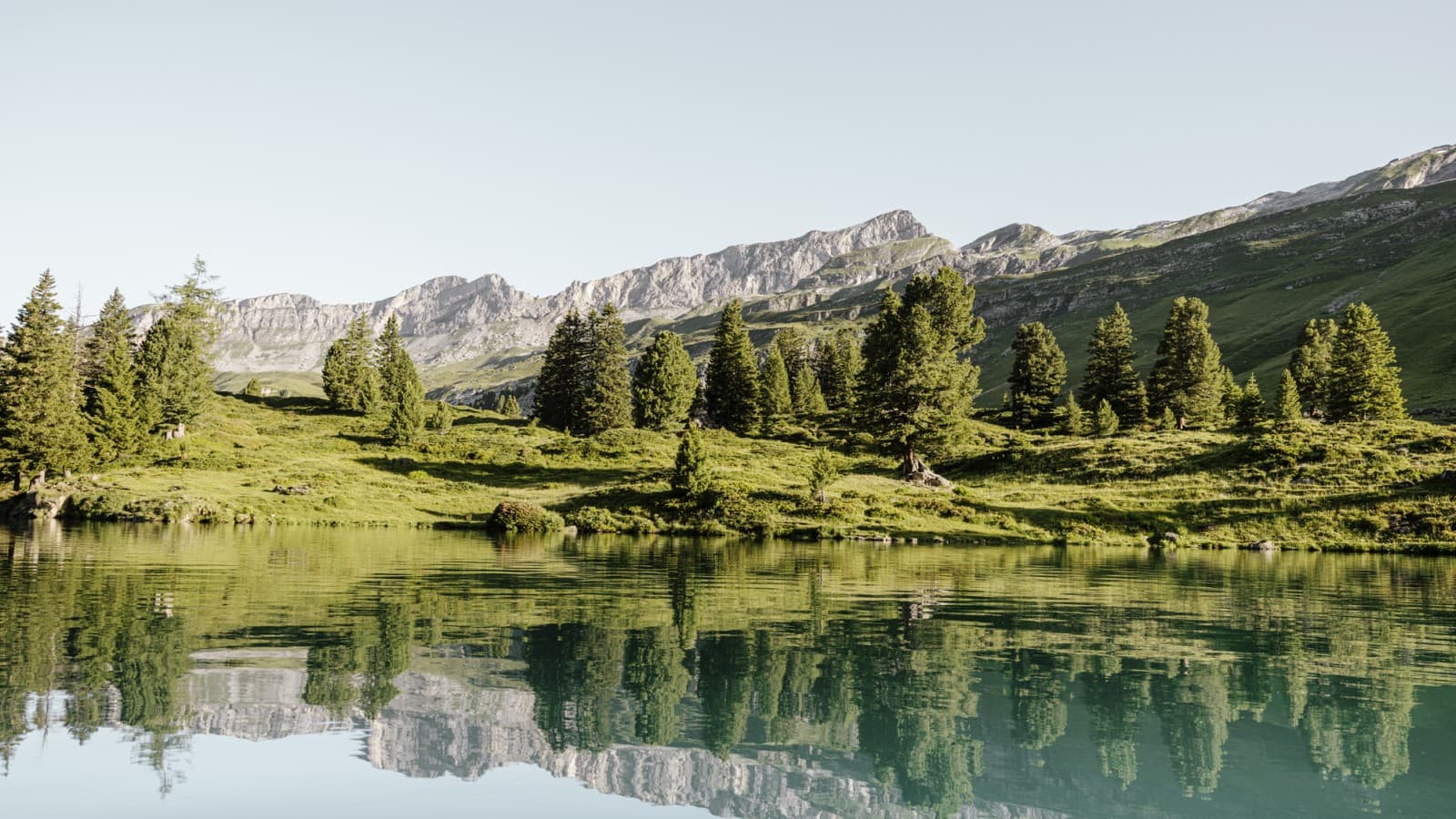 Reflekcija i švajcarskom jezeru Engstlensee na 1,835 metara nadmorske visine. Fotograf: Bruno Augsburger (© Geberit) Reflekcija i švajcarskom jezeru Engstlensee na 1,835 metara nadmorske visine. Fotograf: Bruno Augsburger (© Geberit)