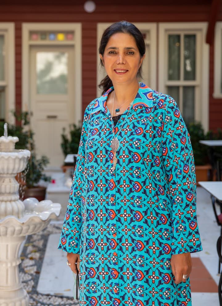 Stručnjak za restauraciju i vlasnica hotela: Deniz Alkan u dvorištu posebno preuređenog Hotela Turkish House u Istanbulu (© Haidar Ercin) Stručnjak za restauraciju i vlasnica hotela: Deniz Alkan u dvorištu posebno preuređenog Hotela Turkish House u Istanbulu (© Haidar Ercin)