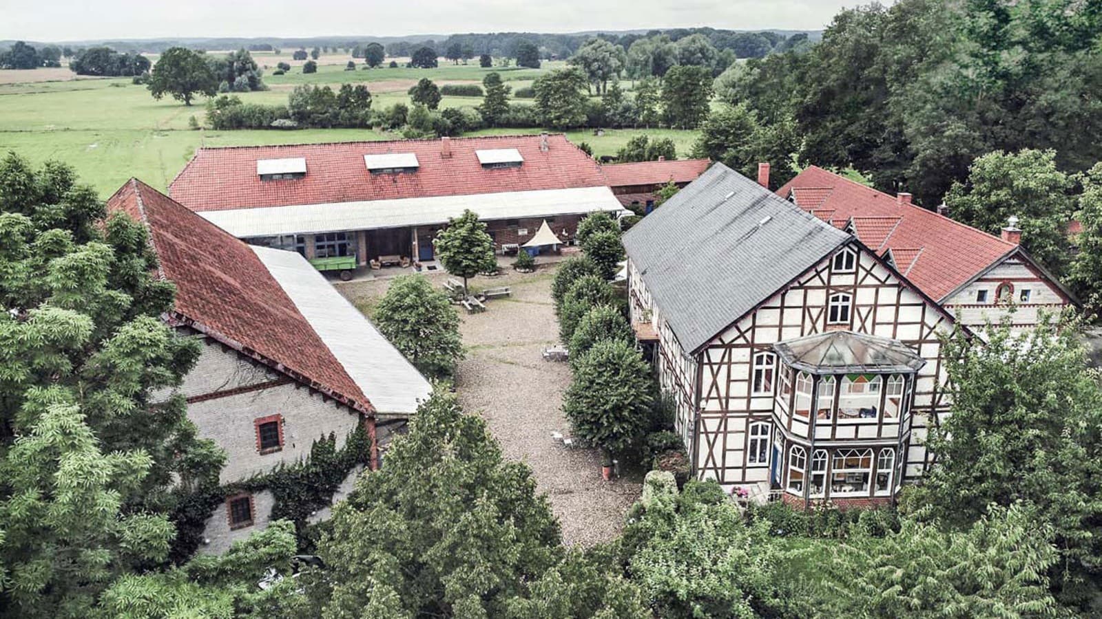 Za „A Thing of Possibility” graditelji su pronašli dom u severnoj Nemačkoj. Obimni prostor obuhvata nekoliko zgrada, između ostalih i kuću od drveta (© Geberit) Za „A Thing of Possibility” graditelji su pronašli dom u severnoj Nemačkoj. Obimni prostor obuhvata nekoliko zgrada, između ostalih i kuću od drveta (© Geberit)