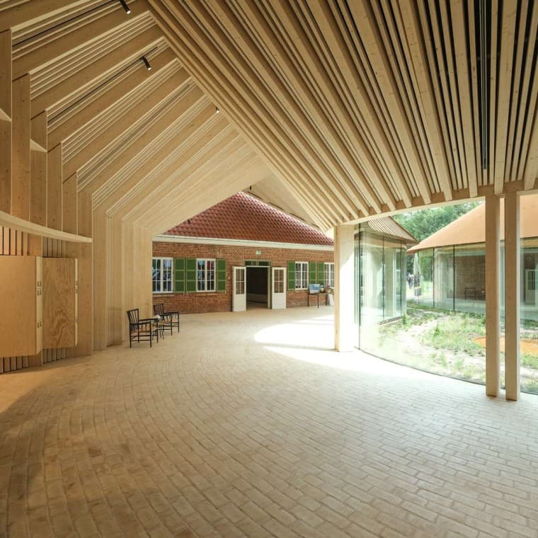 80.000 žutih cigli krasi pod muzeja, kao i ovde unutar zasvođenog spojnog krila. (© R_Hjortshoj) 80.000 žutih cigli krasi pod muzeja, kao i ovde unutar zasvođenog spojnog krila. (© R_Hjortshoj)