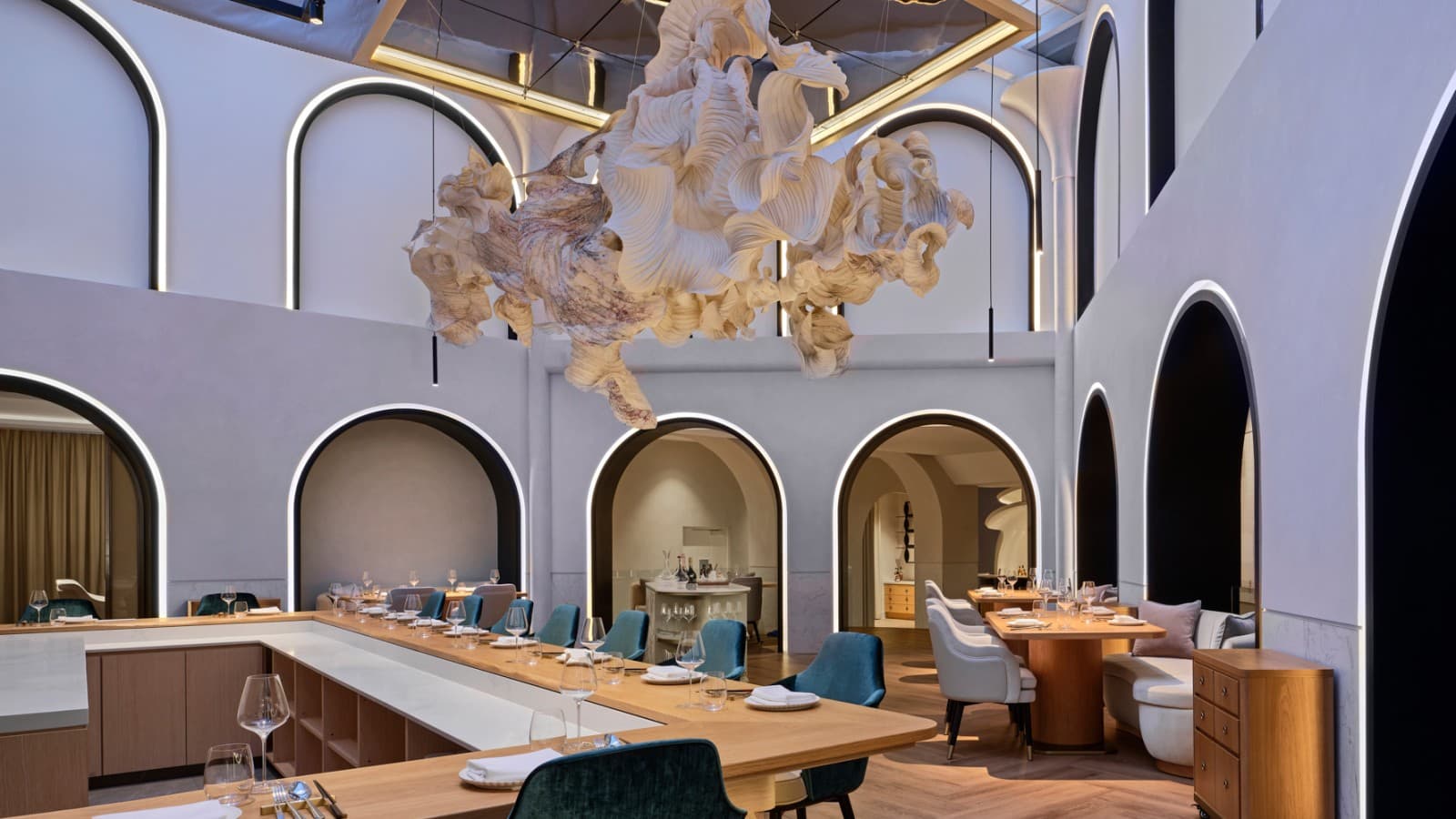 Oblak papira lebdi iznad glavne trpezarije novog singapurskog zvezdanog restorana Born (© Owen Raggett) Oblak papira lebdi iznad glavne trpezarije novog singapurskog zvezdanog restorana Born (© Owen Raggett)