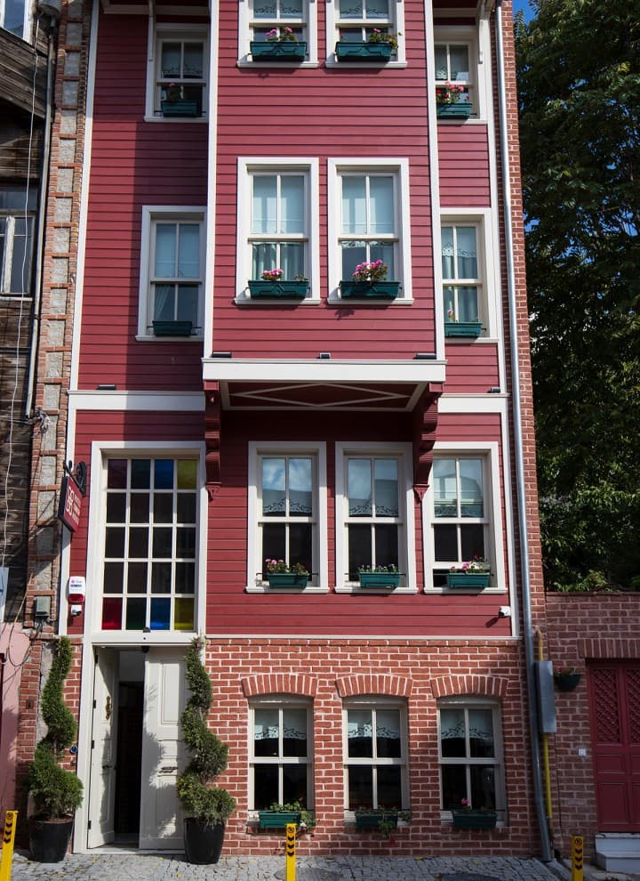 Pre i posle: zgrada 2022. nakon renovacije (© Haydar Erçin) Pre i posle: zgrada 2022. nakon renovacije (© Haydar Erçin)