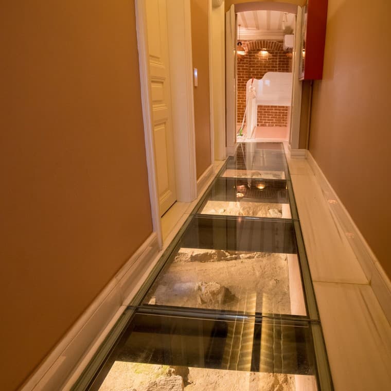 U hodnicima u prizemlju ispod zastakljenih podnih ploča vidljivi su antički ostaci nekadašnjeg dvorskog vrtnog zida. (© Hande Erçin) U hodnicima u prizemlju ispod zastakljenih podnih ploča vidljivi su antički ostaci nekadašnjeg dvorskog vrtnog zida. (© Hande Erçin)