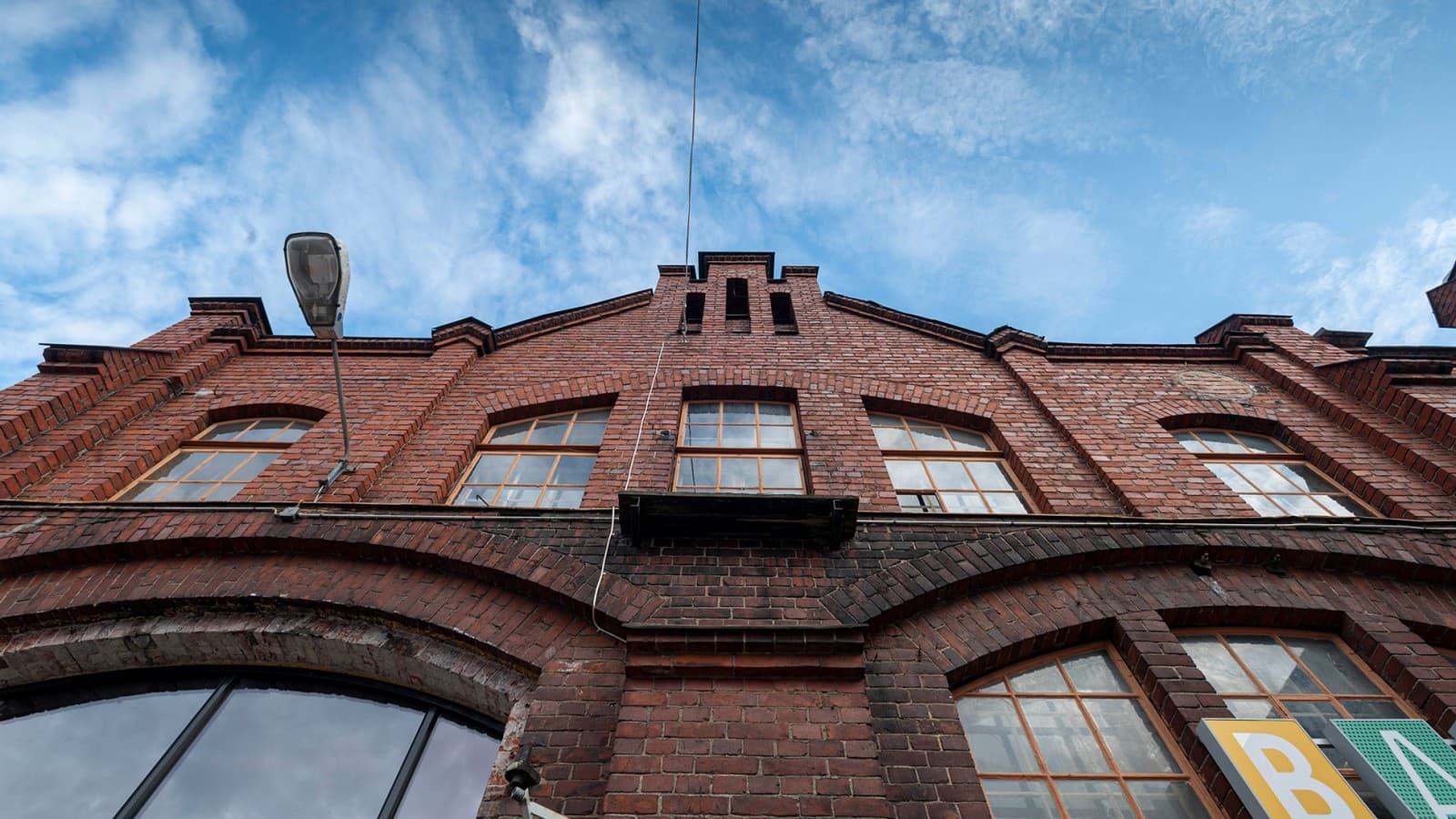 Navedena železnička fabrika smatra se jednom od najpoznatijih industrijskih zgrada u Finskoj (© Kansallis Teatteri) Navedena železnička fabrika smatra se jednom od najpoznatijih industrijskih zgrada u Finskoj (© Kansallis Teatteri)