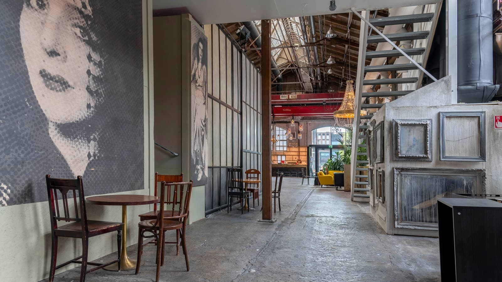 Fabrika postaje dnevna soba (© Kansallis Teatteri) Fabrika postaje dnevna soba (© Kansallis Teatteri)