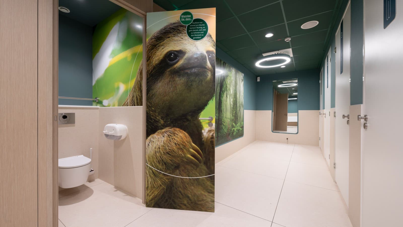 I stilska Geberit ONE WC keramika je dostupna u WC kabini (© Meike Goebel) I stilska Geberit ONE WC keramika je dostupna u WC kabini (© Meike Goebel)