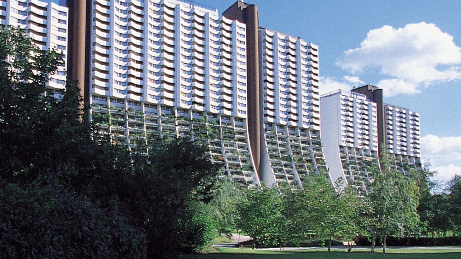 Da bi postavili PE cevi, neki od radnika morali su da se spuste niz balkon kao planinari (© Gesiba) Da bi postavili PE cevi, neki od radnika morali su da se spuste niz balkon kao planinari (© Gesiba)