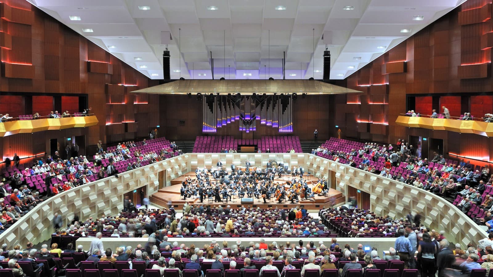 U velikoj koncertnoj dvorani održavaju se muzički nastupi svih stilova (© Plotvis and Kraaijvanger Architecten) U velikoj koncertnoj dvorani održavaju se muzički nastupi svih stilova (© Plotvis and Kraaijvanger Architecten)