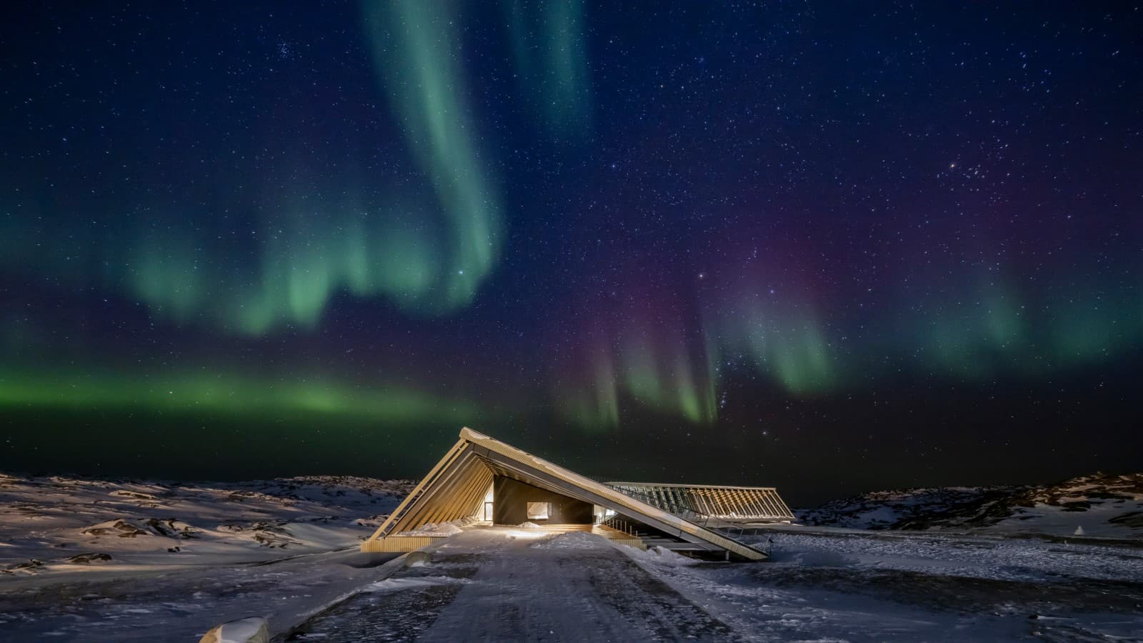 Centar Icefjord u spektakularnom severnom svetlu grenlandske polarne noći (© Adam Mørk) Centar Icefjord u spektakularnom severnom svetlu grenlandske polarne noći (© Adam Mørk)