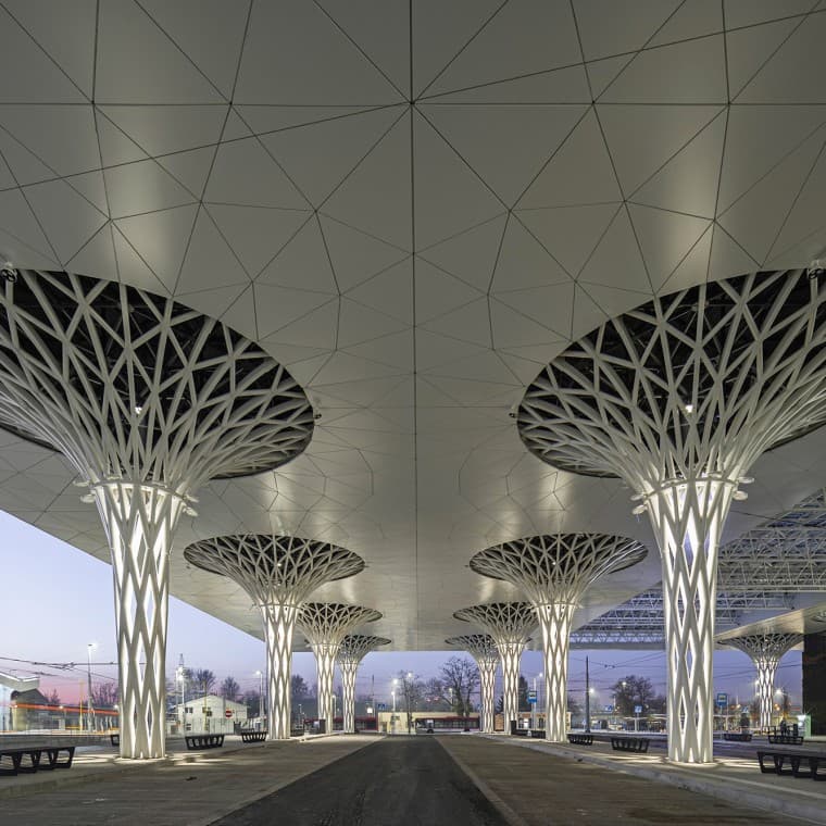 Stubovi su posebno upečatljivi na novoj zgradi. (© Rafał Chojnacki) Stubovi su posebno upečatljivi na novoj zgradi. (© Rafał Chojnacki)