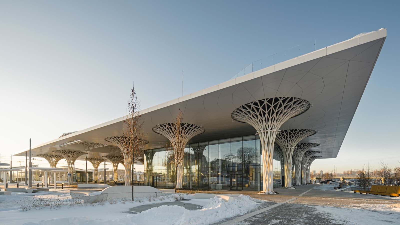 Kutija u kutiji: Staklena kocka metropolitanske železničke stanice u Lublinu ugrađena je u konstrukciju sa krovom i ažurnim stubovima (© Rafal Hojnacki) Kutija u kutiji: Staklena kocka metropolitanske železničke stanice u Lublinu ugrađena je u konstrukciju sa krovom i ažurnim stubovima (© Rafal Hojnacki)