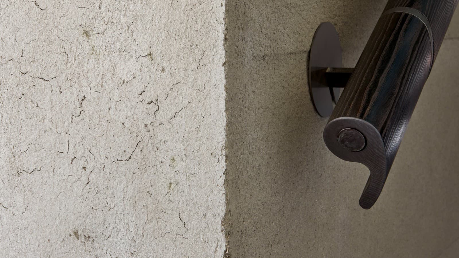 Površine poput spaljenog drveta ili glinenih zidova poboljšavaju taktilno iskustvo. (© David Willen Studio) Površine poput spaljenog drveta ili glinenih zidova poboljšavaju taktilno iskustvo. (© David Willen Studio)