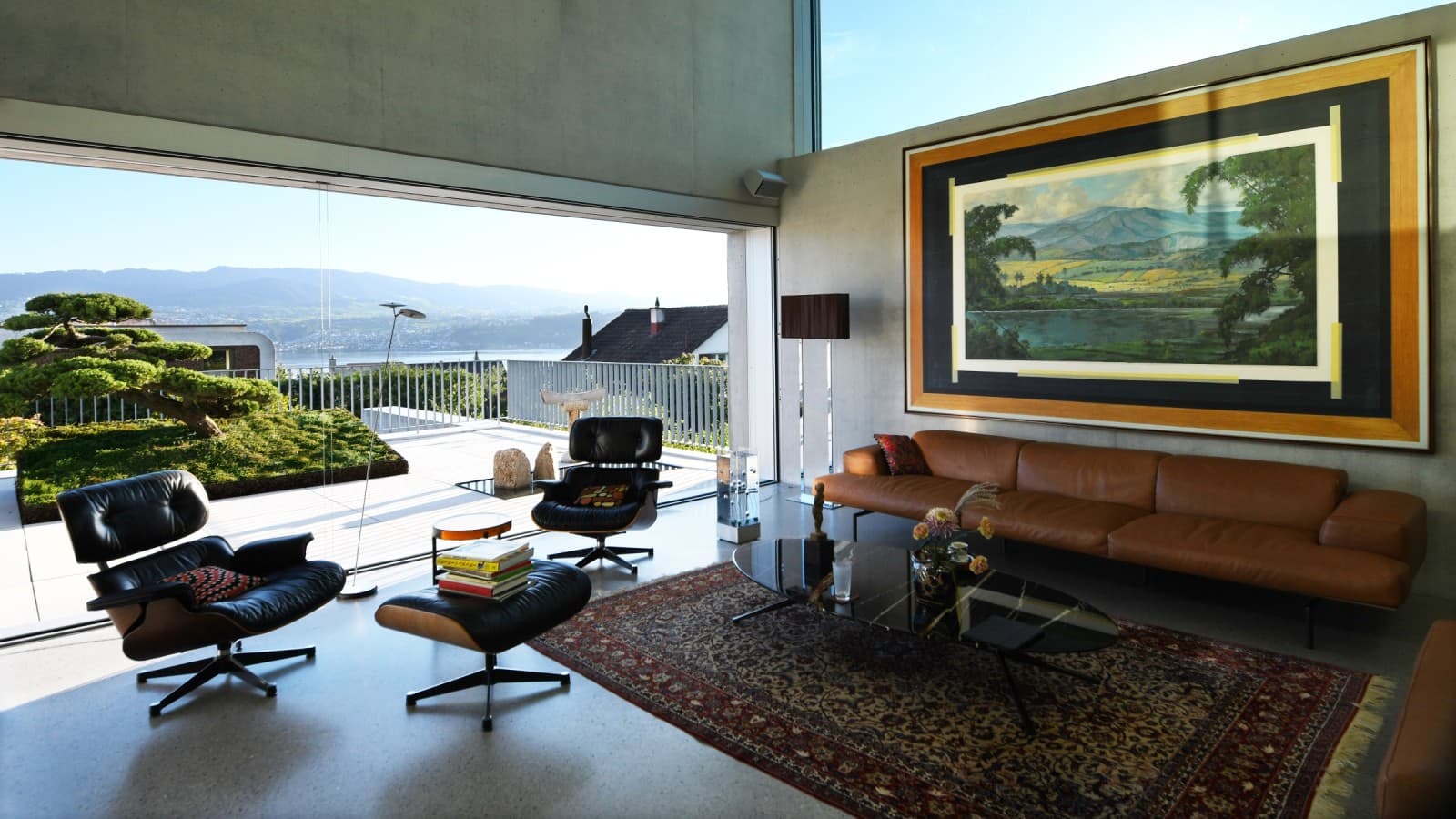 „Ma“ u kući u Štefi: Veliki prozor uokviruje pejzaž, omogućavajući prirodi da postane deo enterijera. Raspored arhitektonskih elemenata i uzdržan izbor materijala omogućavaju prostoriji da diše. (© David Willen Studio) „Ma“ u kući u Štefi: Veliki prozor uokviruje pejzaž, omogućavajući prirodi da postane deo enterijera. Raspored arhitektonskih elemenata i uzdržan izbor materijala omogućavaju prostoriji da diše. (© David Willen Studio)