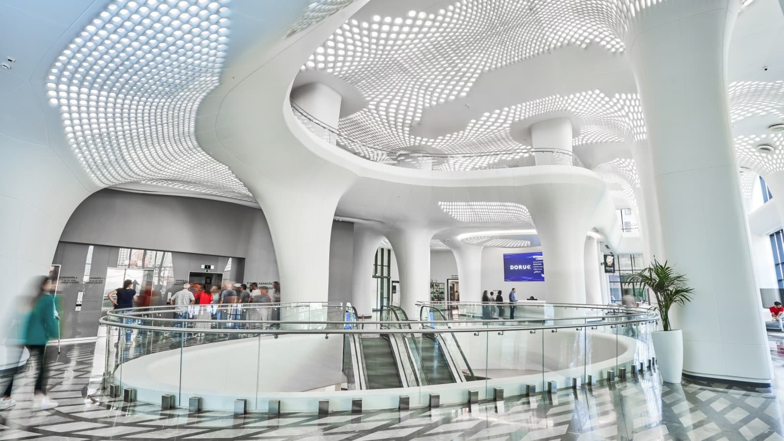 Futuristička i okupana svetlošću: bolnica Doruk Nilufer u Bursi oslanja se na prostrane sobe i organske oblike. (© Bolnica Doruk) Futuristička i okupana svetlošću: bolnica Doruk Nilufer u Bursi oslanja se na prostrane sobe i organske oblike. (© Bolnica Doruk)