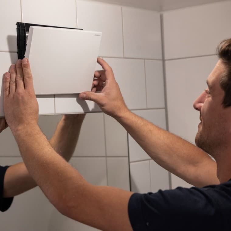 Geberit pokrivna ploča za higijenske ispirače u alpsko beloj boji Geberit pokrivna ploča za higijenske ispirače u alpsko beloj boji