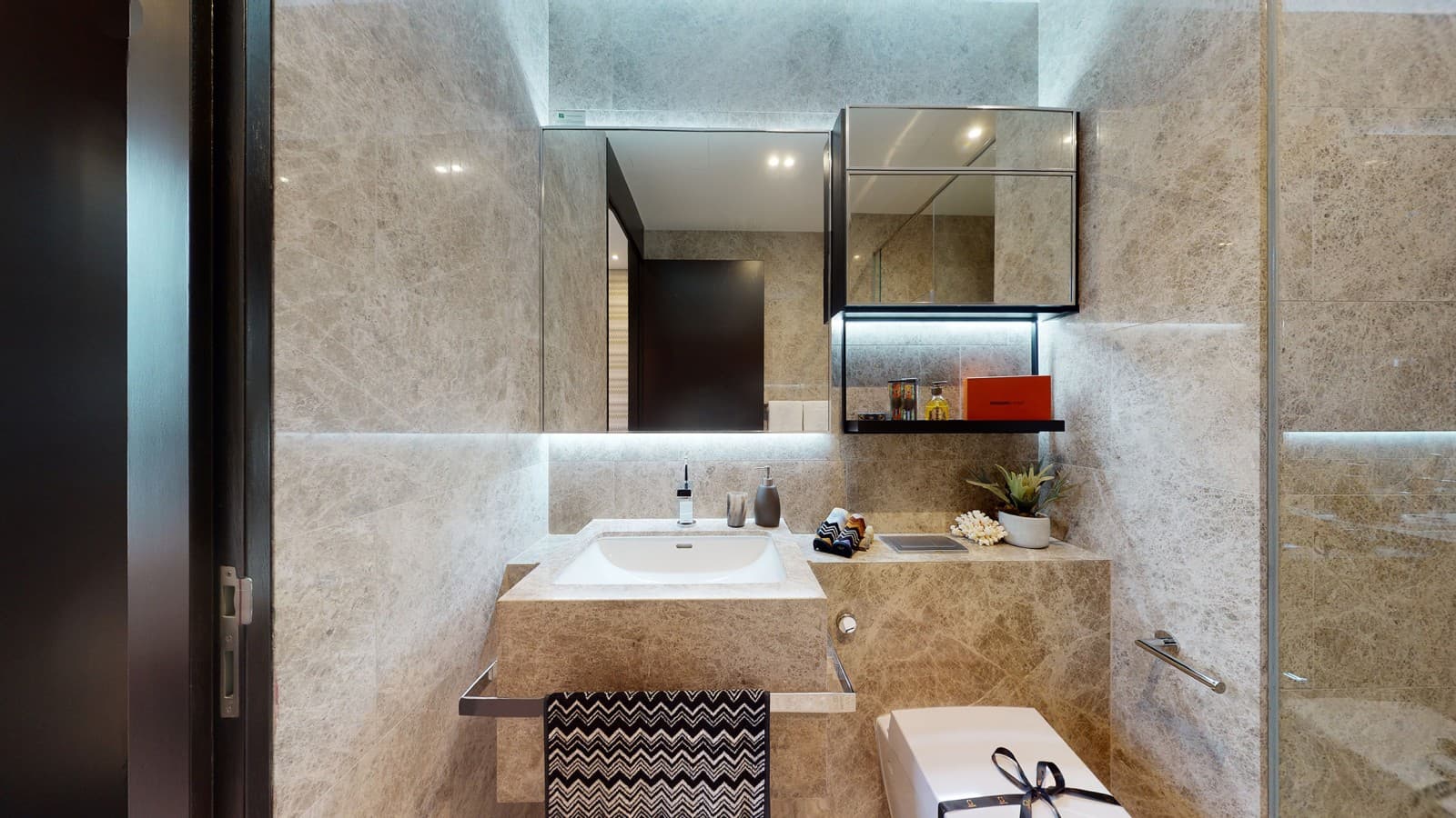 Dodatni luksuz u kupatilima obezbeđen je Geberit AquaClean Sela tuš WC-ima (© Guocoland Limited) Dodatni luksuz u kupatilima obezbeđen je Geberit AquaClean Sela tuš WC-ima (© Guocoland Limited)