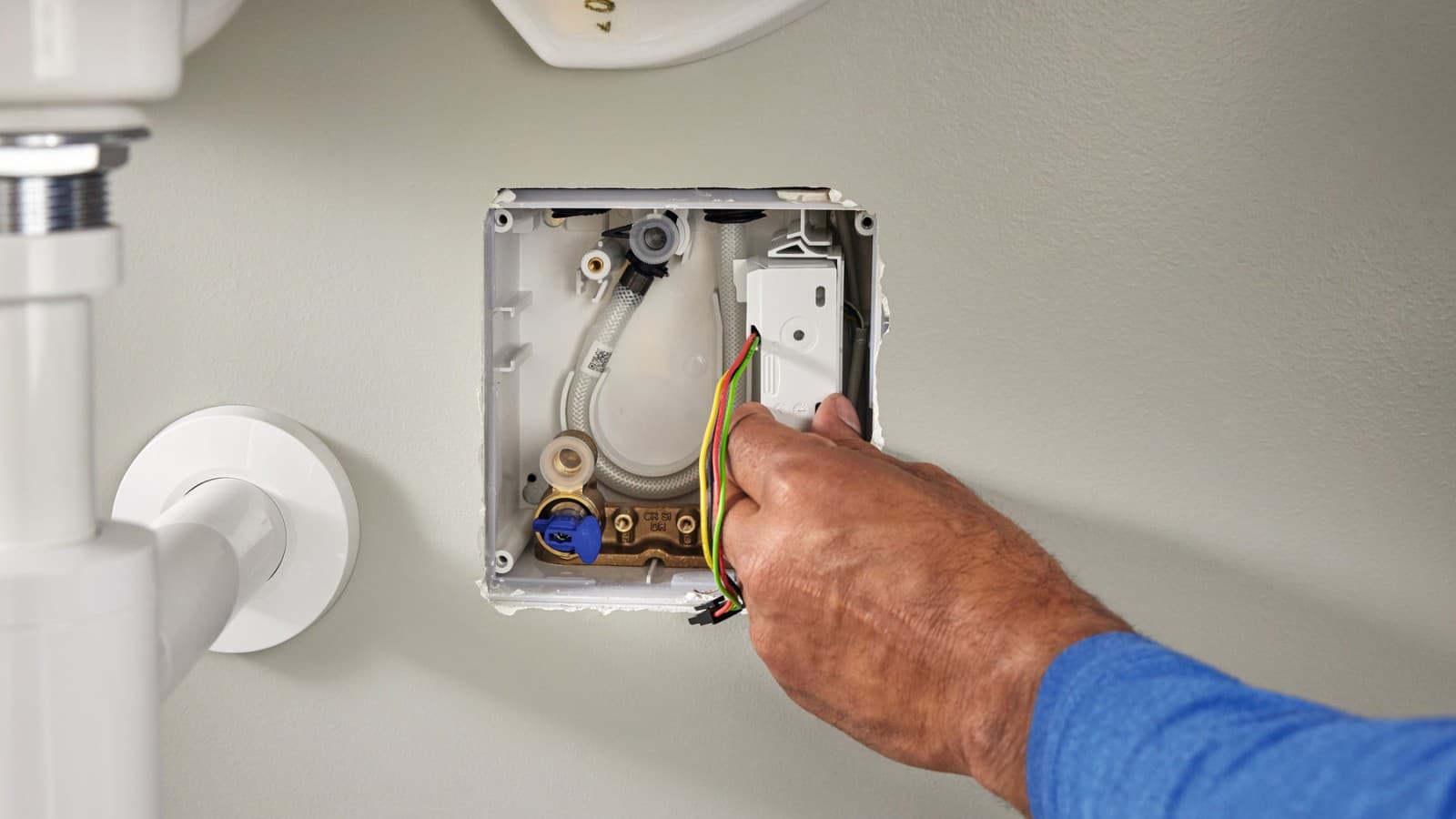 Umetanje GEBUS pretvarača u funkcionalnu kutiju slavine za umivaonik Umetanje GEBUS pretvarača u funkcionalnu kutiju slavine za umivaonik