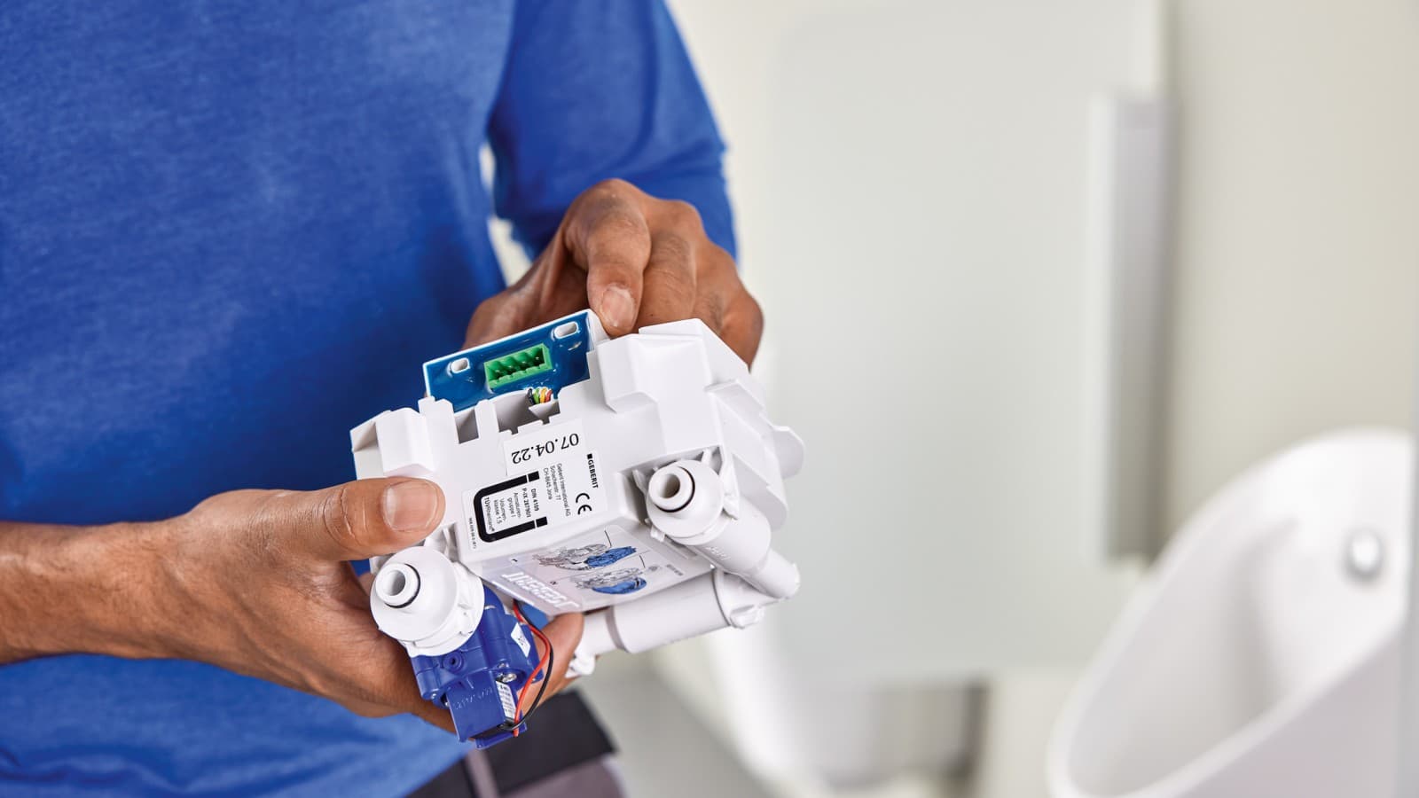 Umetanje Geberit magistralnog pretvarača u integrisanu kontrolu pisoara Umetanje Geberit magistralnog pretvarača u integrisanu kontrolu pisoara